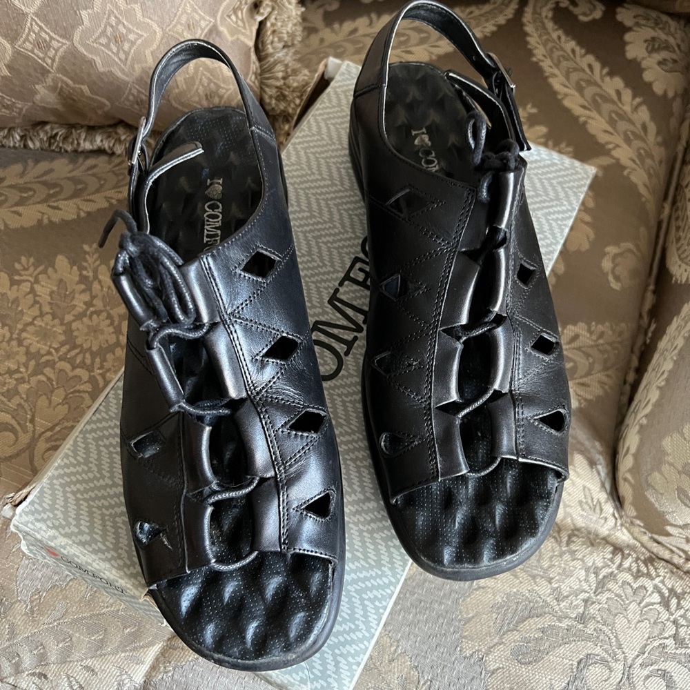 I love comfort sandals in black